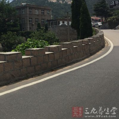 坡度比較緩、路面寬闊的道路，要抄近道轉(zhuǎn)彎