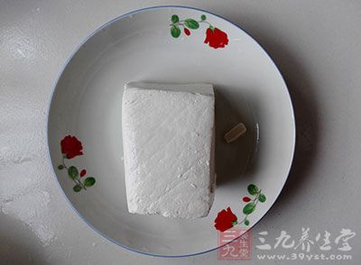 花生豆腐、绿豆及其它豆制品，它们也都含有优质的植物蛋白，且还有降低血脂保护心脏的作用