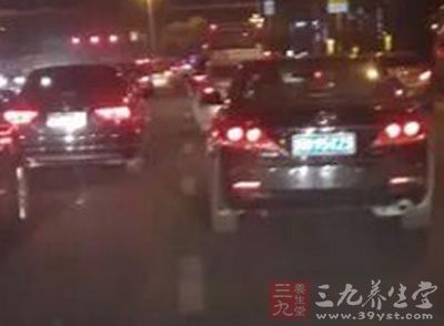 在超車時不要讓遠(yuǎn)光燈常亮