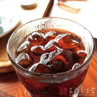 碳酸飲料中含有二氧化碳，對(duì)于呼吸道本身就是有刺激的