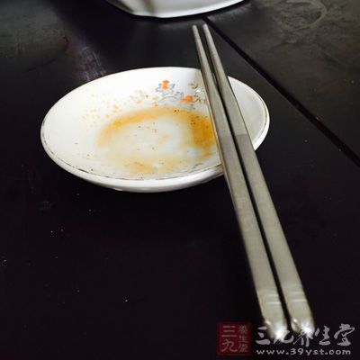 使用筷子吃饭是我们中国的一大特色