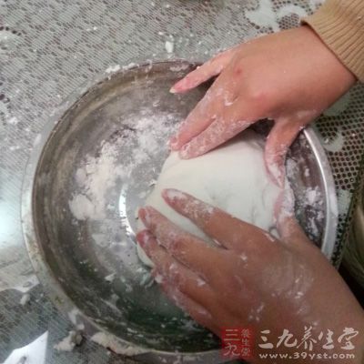 油酥材料倒入容器中，混合成團(tuán)