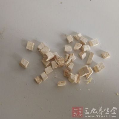 茯苓的健脾胃功效，能排出體內(nèi)的毒素和廢物，促進(jìn)血液循環(huán)