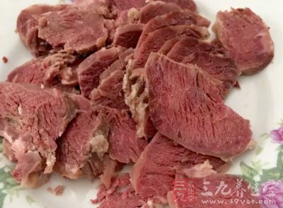 牛肉解冻后切成碎