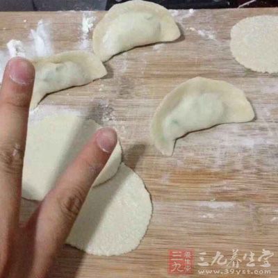 按自己习惯的方式包饺子吧