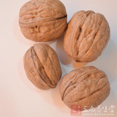 加适量水浓煎，饮汤食核桃仁