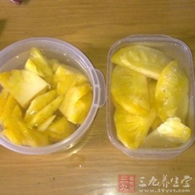 菠蘿去皮，去核切成小塊