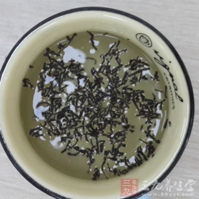 像刚沏好的茶水，很容易烫伤消化道