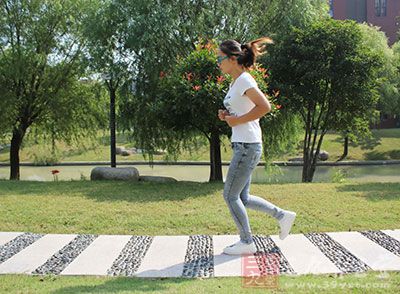 跑步过程中,头部和肩部应保持稳定,切忌摇头晃脑 跑步过程中,头部和肩部应保持稳定,切忌摇头晃脑