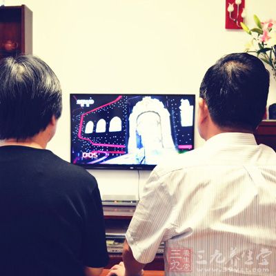 治疗阿尔茨海默症时，医生会建议家人多陪伴