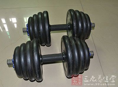 科学地使用哑铃,确实可以收到很好的锻炼效果 科学地使用哑铃,确实可以收到很好的锻炼效果