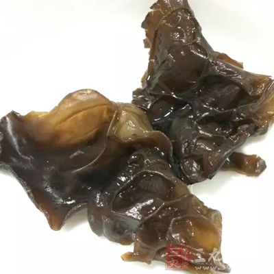 將木耳用冷水泡發(fā)，揀雜后撕朵