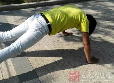 双手的手掌作为支撑点，双臂张开，与肩同宽，或比肩更宽，背部、腰部和臀部呈一条直线