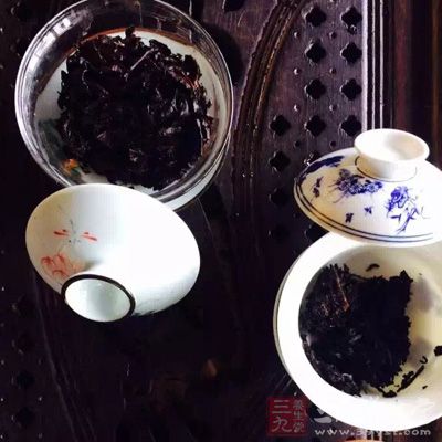 乌龙茶可燃烧体内脂肪，是半发酵茶，富含铁、钙等矿物质