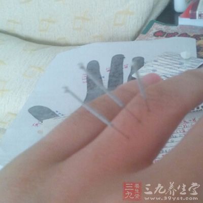 上1穴位置：小指掌侧尺骨缘前方，用拇指按压有凹陷处