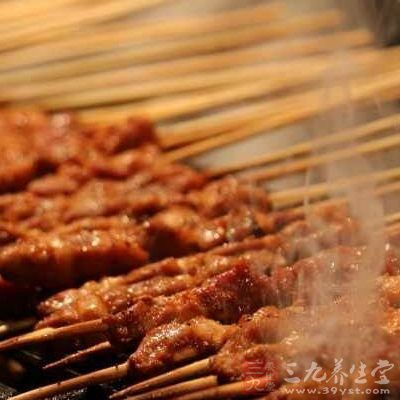 可適當(dāng)多食羊肉、狗肉、牛肉、鹿肉等溫性食品