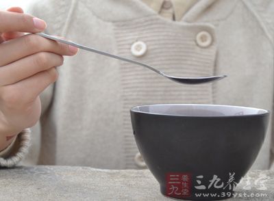 严格遵守和养成“早吃好、午吃饱、晚吃少”的饮食习惯