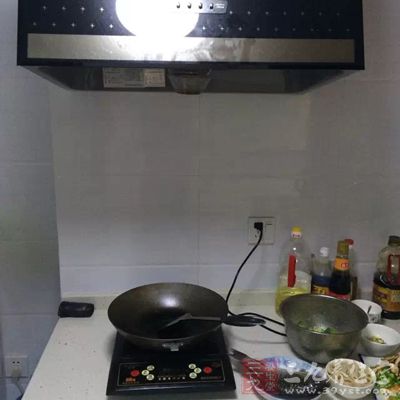 做饭姿势不对,也会诱发肩膀和脖颈不适 做饭姿势不对,也会诱发肩膀和脖颈不适