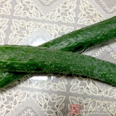 黄瓜洗净，用刮皮刀或是切出薄薄的长条