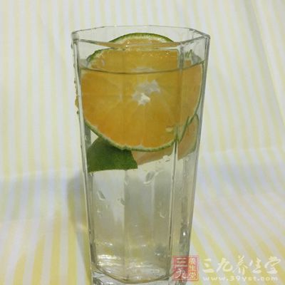 每日至少喝下6杯的柠檬水 每日至少喝下6杯的柠檬水