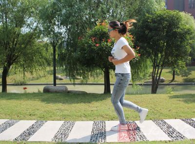 冬季跑步不可随意:晨跑不推荐 跑后也需再拉伸