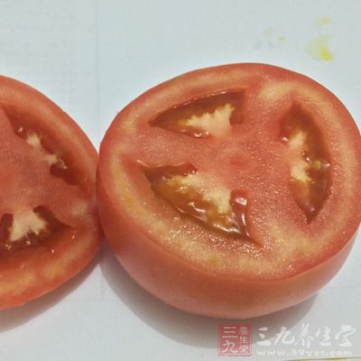 菜农多在大棚里种植西红柿