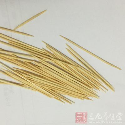 我们经常会用一些所谓的火柴棒、牙签、细铁丝