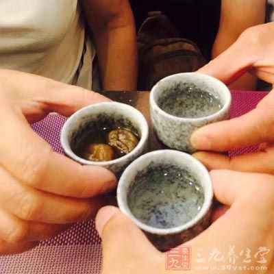 过度酗酒，可直接损害胃粘膜