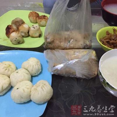 在饮食方面，过敏性皮炎患者要注意营养平衡