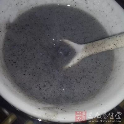 黑芝麻250克搗碎，加粳米熬粥食用