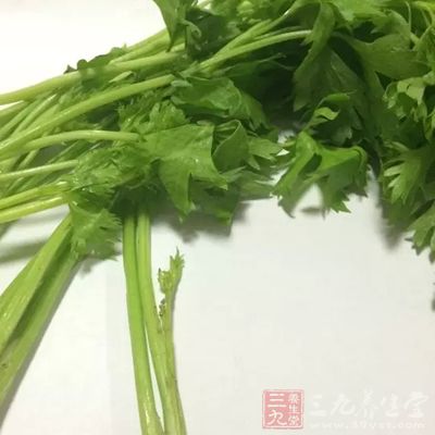 芹菜全株500克，洗净捣汁