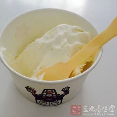 冷饮，如冰激凌或刚从冰箱中取出的食物等