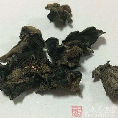 木耳10克，加水炖烂