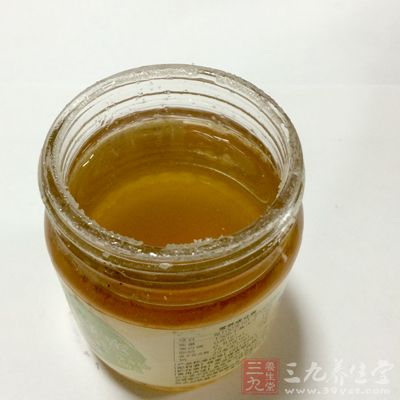 有人认为早起喝一杯蜂蜜水有利于缓解便秘