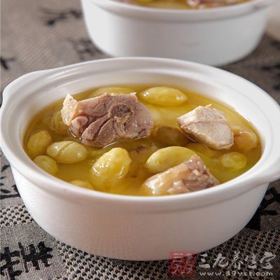 在炖鸡起锅前半小时左右,将白果放入锅中煮透即成 在炖鸡起锅前半小时左右,将白果放入锅中煮透即成