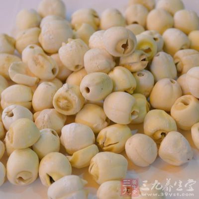 莲子用热水浸泡,至发涨,去心 莲子用热水浸泡,至发涨,去心