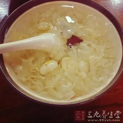 先将银雪耳放清水中浸发,然后隔水蒸一小时取出备用 先将银雪耳放清水中浸发,然后隔水蒸一小时取出备用