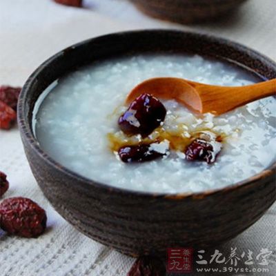 将糯米和红枣淘洗干净,用水浸泡半个小时 将糯米和红枣淘洗干净,用水浸泡半个小时