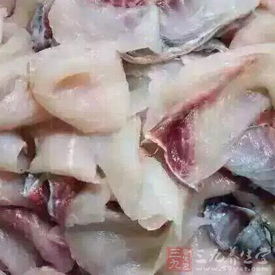 建議少吃或不吃生魚片，或通過對魚生的冷凍