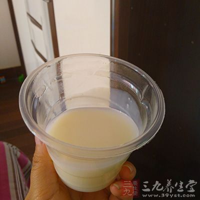 可饮加砂糖或蜂蜜的牛奶