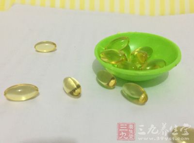 每天可以服用一定量的银杏叶提取物及维生素E