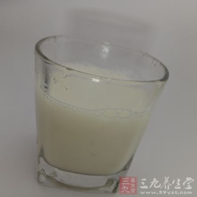 牛奶治肤色斑