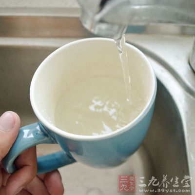 水杯接自来水02-杯子-养生信