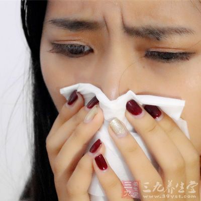 风热感冒时，辛凉解表、清热肃肺是主要的治疗方法