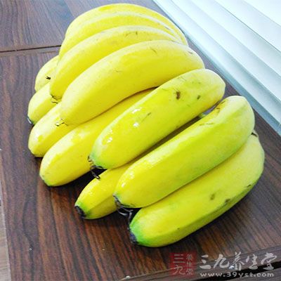 双腿容易水肿的女生可以多吃香蕉