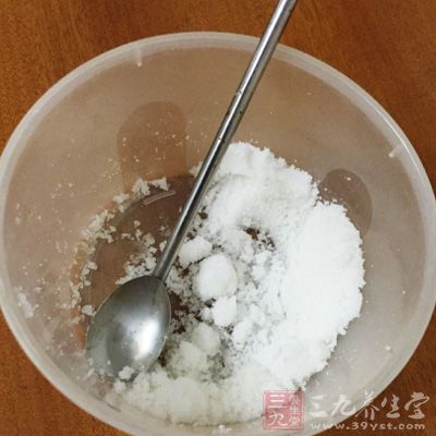 加入研碎的黑芝麻粉，繼續(xù)稍煮片刻，加入白砂糖