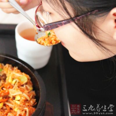 吃饭必须咀嚼，咀嚼不仅要用牙齿把饭粒细细咬碎，同时还促使唾液分泌