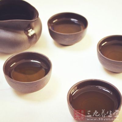 嫩茶叶入杯，用温水冲泡2-3分钟