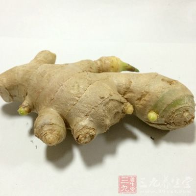 材料：光鸡1只，鲜人叁3条，冬菇十来个，淮山十来片，姜4片，料酒2大匙，盐与味精少许