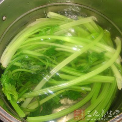 芹菜擇洗干凈備用